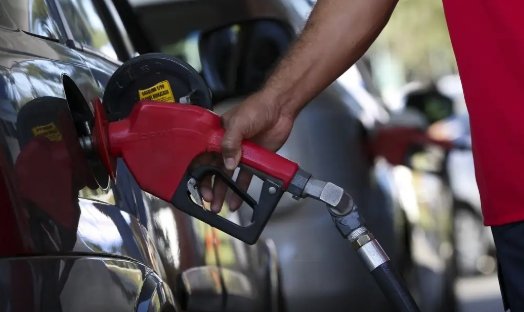 Governo prorroga medidas para conter alta dos combustíveis até julho