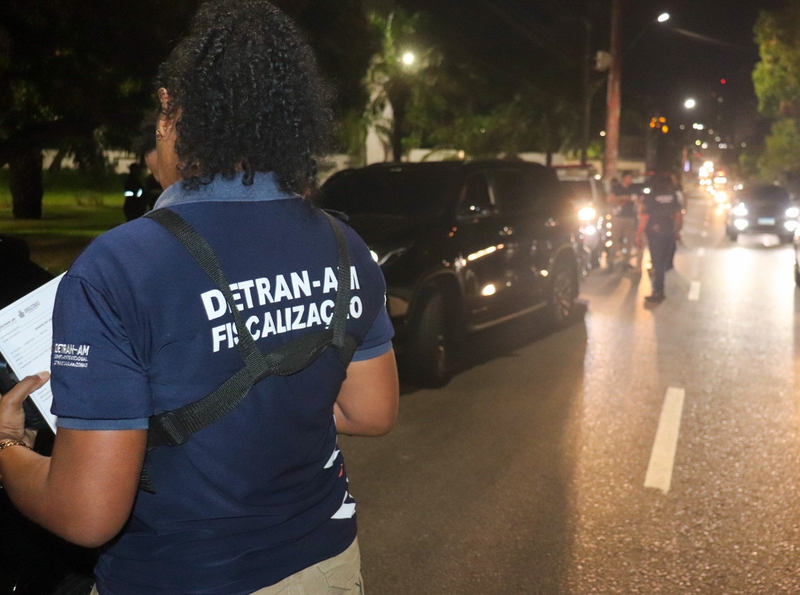 Na contramão e sem capacete: Motociclista é preso com moto sem placa e sem chassi em Manaus
