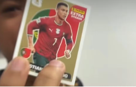 Menino de Manaus se emociona ao achar figurinha rara de Cristiano Ronaldo da Copa de 2026; vídeo