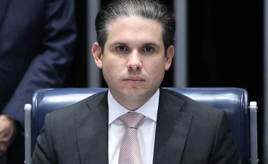 Dono do perfil 'Alfinetei' vira réu por difamação contra o presidente da Câmara dos Deputados