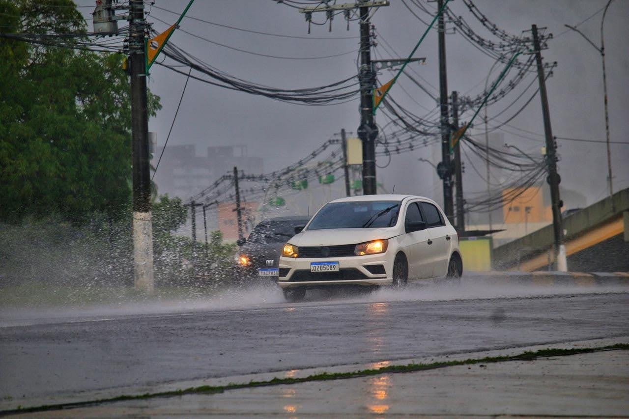 Quarta-feira começa com temporal e alertas da Defesa Civil em Manaus