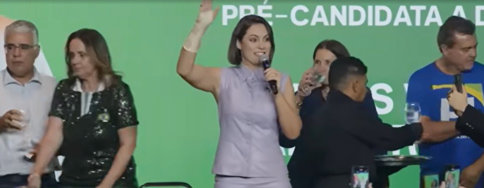 Michelle Bolsonaro viraliza ao chamar Moraes de "irmão em Cristo" em evento do PL