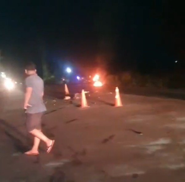 Moto com três ocupantes colide com carro e dois morrem na AM-010; uma das vítimas tinha 14 anos