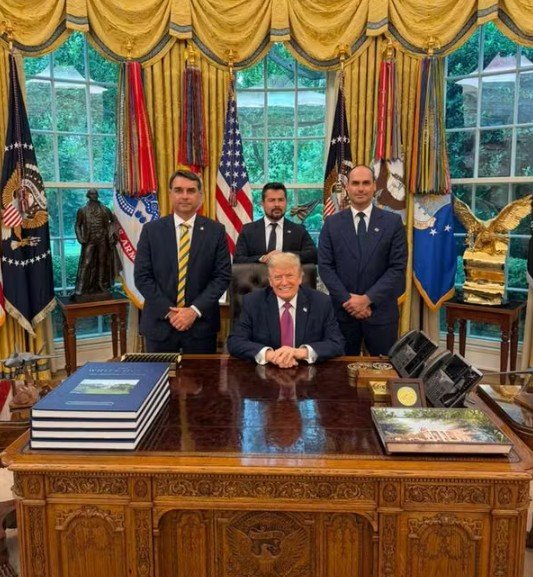 Flávio Bolsonaro posta foto com Donald Trump na Casa Branca