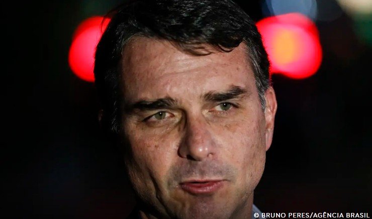 Flávio Bolsonaro admite negociação de R$ 134 milhões com banqueiro preso para filme sobre o pai