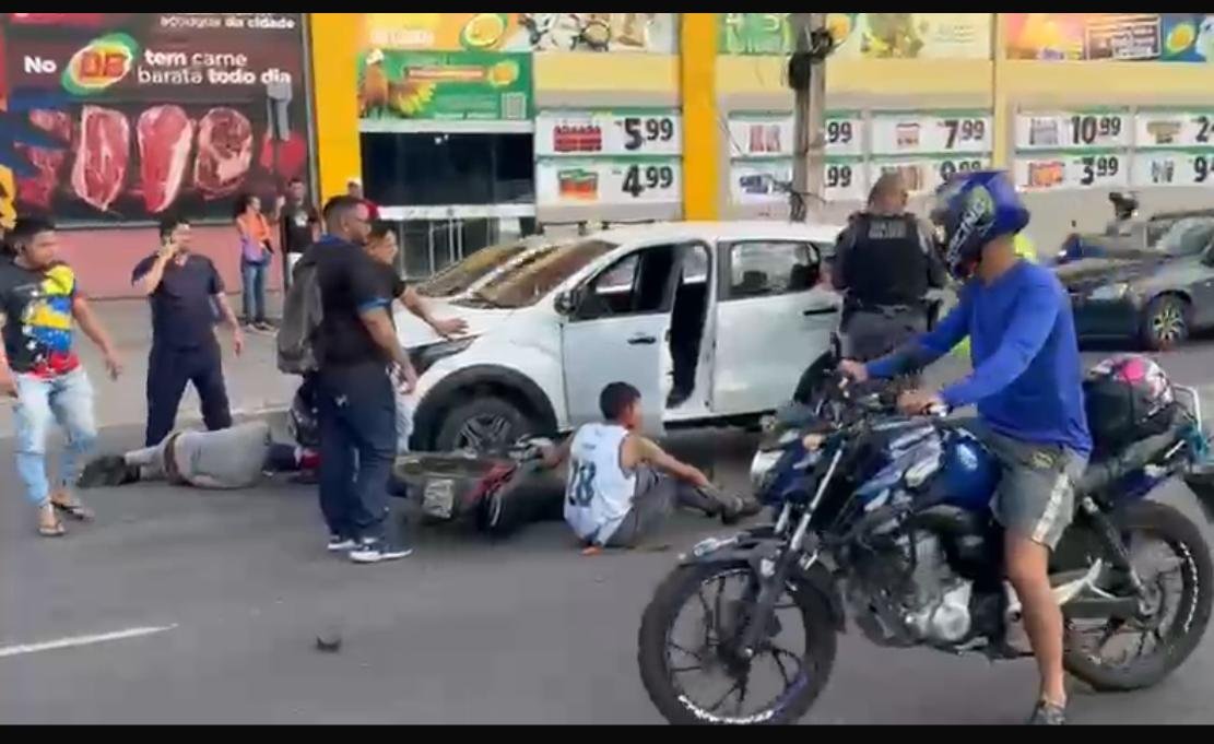 "Disputa" por espaço na rua entre motociclistas causa acidente na Bola do Produtor