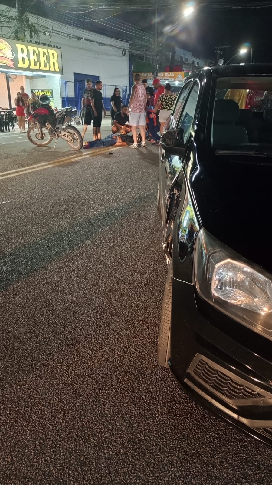 Homem fica ferido em colisão entre carro e motocicleta em avenida na Cachoeirinha