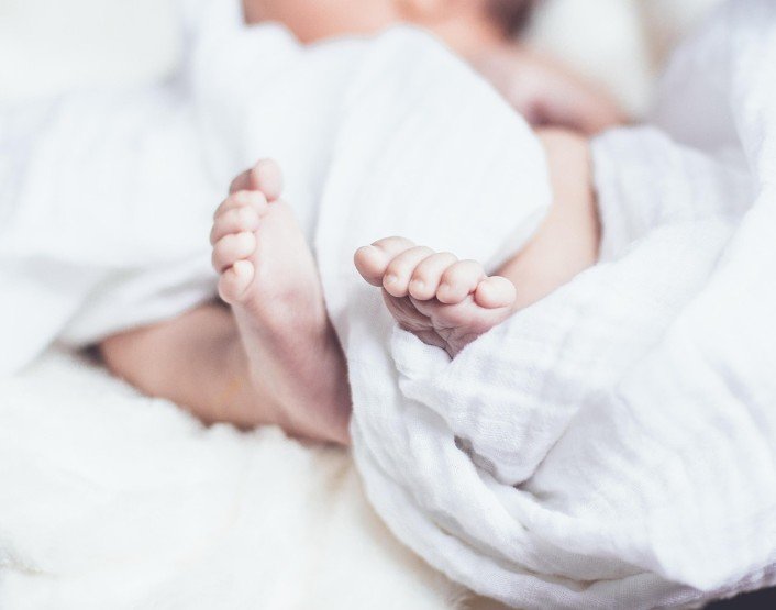 Mãe é presa por socar rosto de bebê de 1 ano e tentar impedir socorro em UBS na Chapada