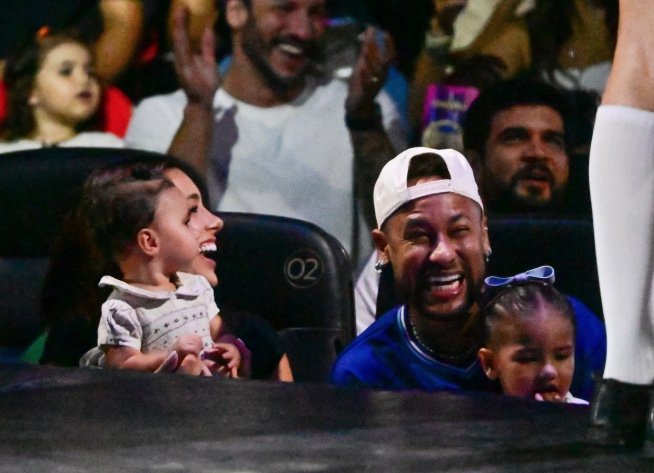 Neymar fecha sessão de circo para família e atrai multidão em Santos