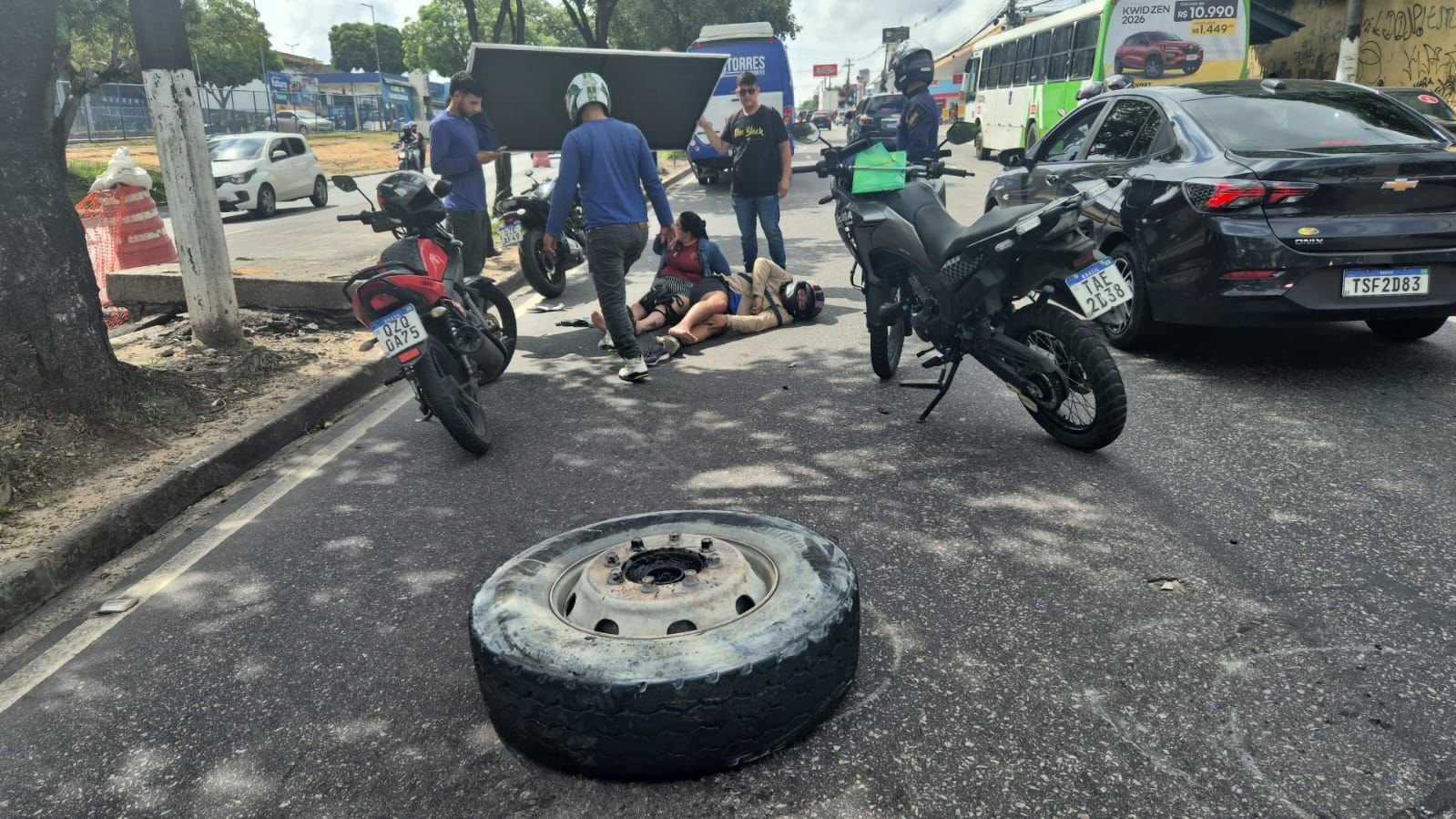 Roda de caçamba se solta e atinge casal em motocicleta na Avenida Cosme Ferreira
