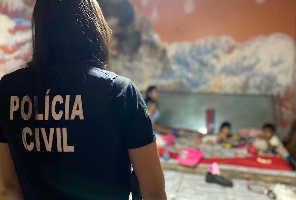 Operação resgata bebês em local insalubre e encerra festa clandestina com menores em Manaus