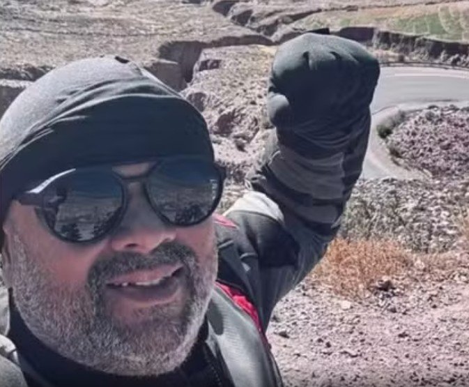 Brasileiro morre em acidente de moto durante viagem no Deserto do Atacama, no Chile