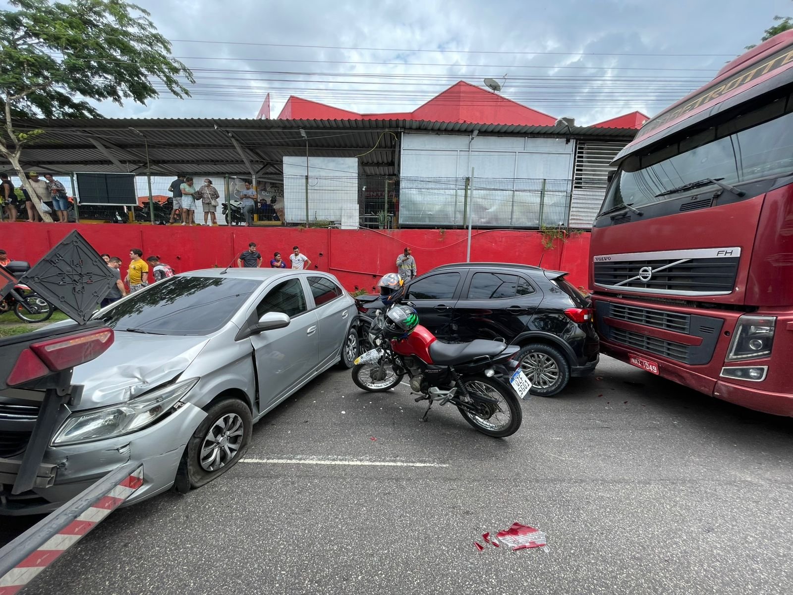 Caçamba perde o freio, atinge bitrem e provoca engavetamento com 6 veículos