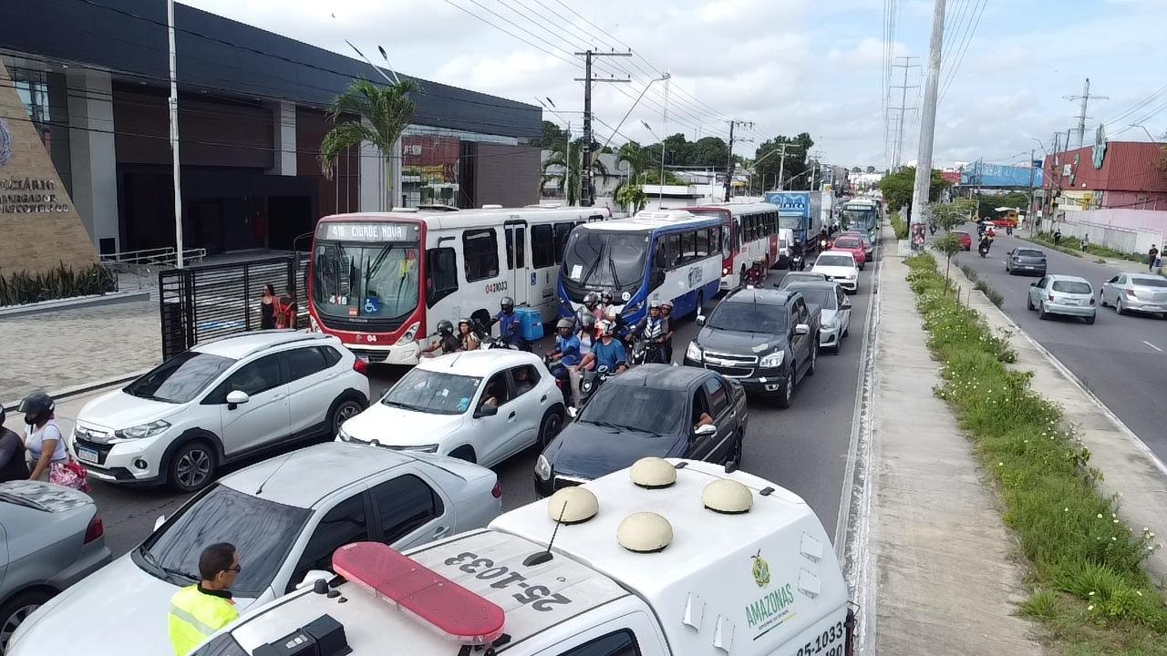 Avenida Autaz Mirim registra congestionamento quilométrico após morte de idosa por atropelamento