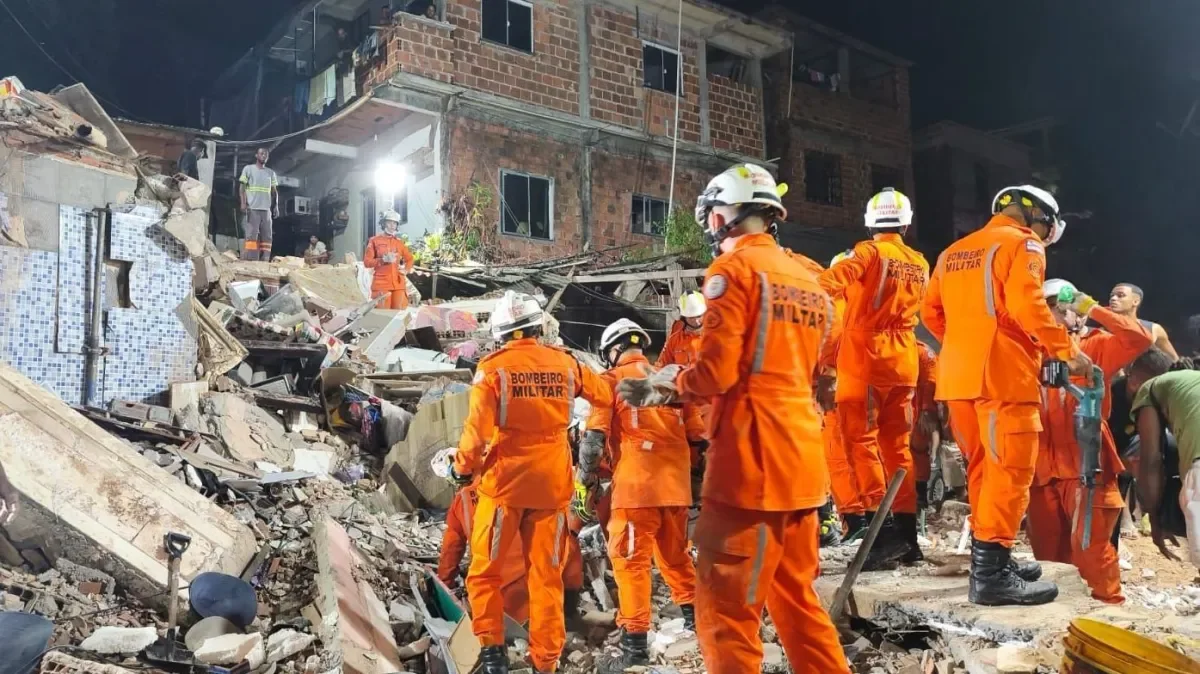 Duas pessoas morrem e outras três ficam feridas após prédio desabar em Salvador