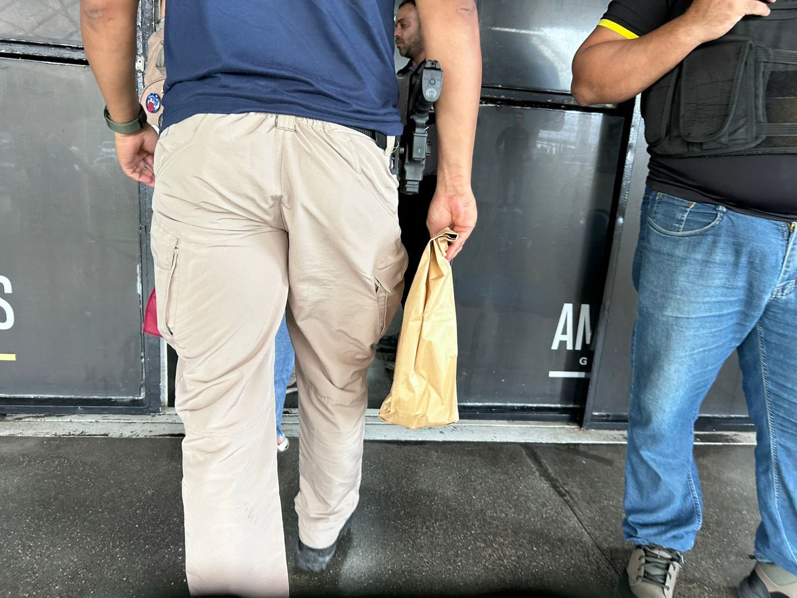 Documentos, dinheiro e cofre são apreendidos durante operação contra policiais em Manaus