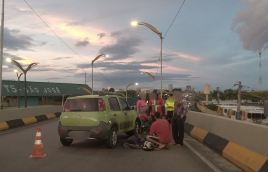 Motociclista fica ferido após colisão em viaduto do São José; trânsito está lento