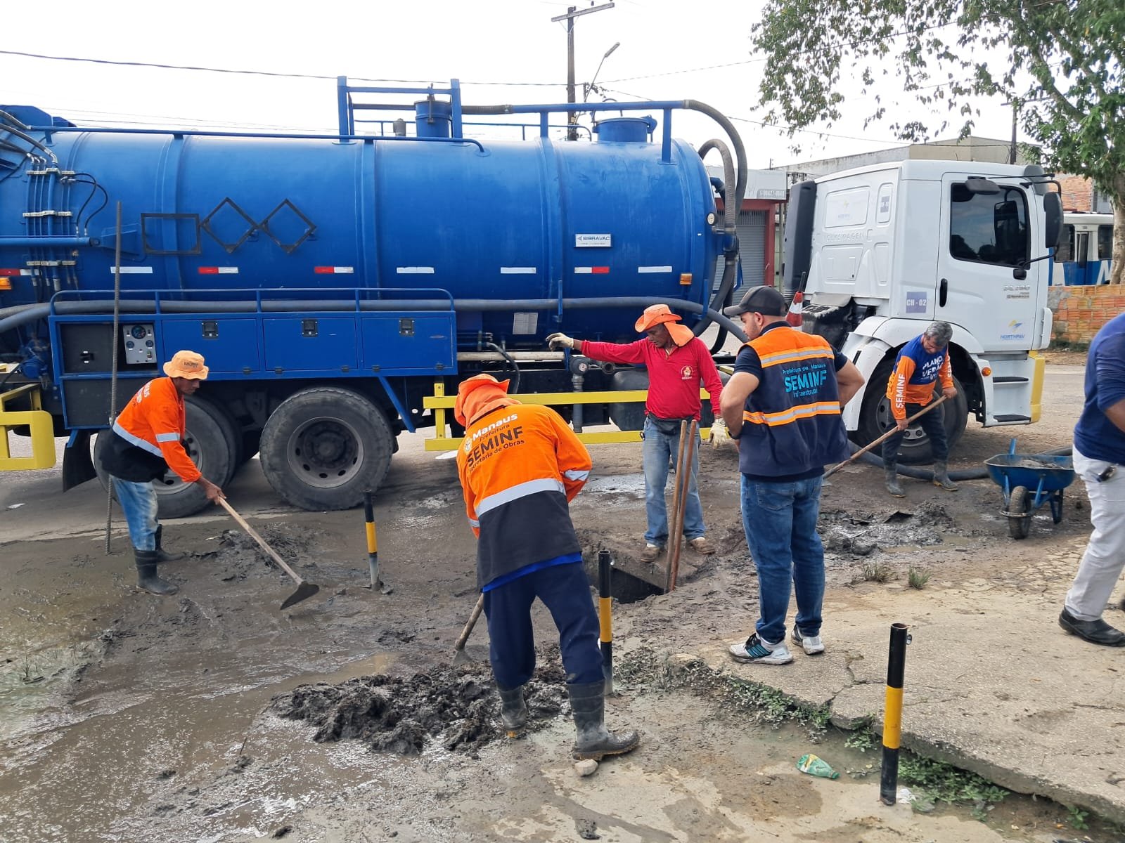Ação da Prefeitura remove lixo e desobstrui rede de drenagem no bairro Tarumã