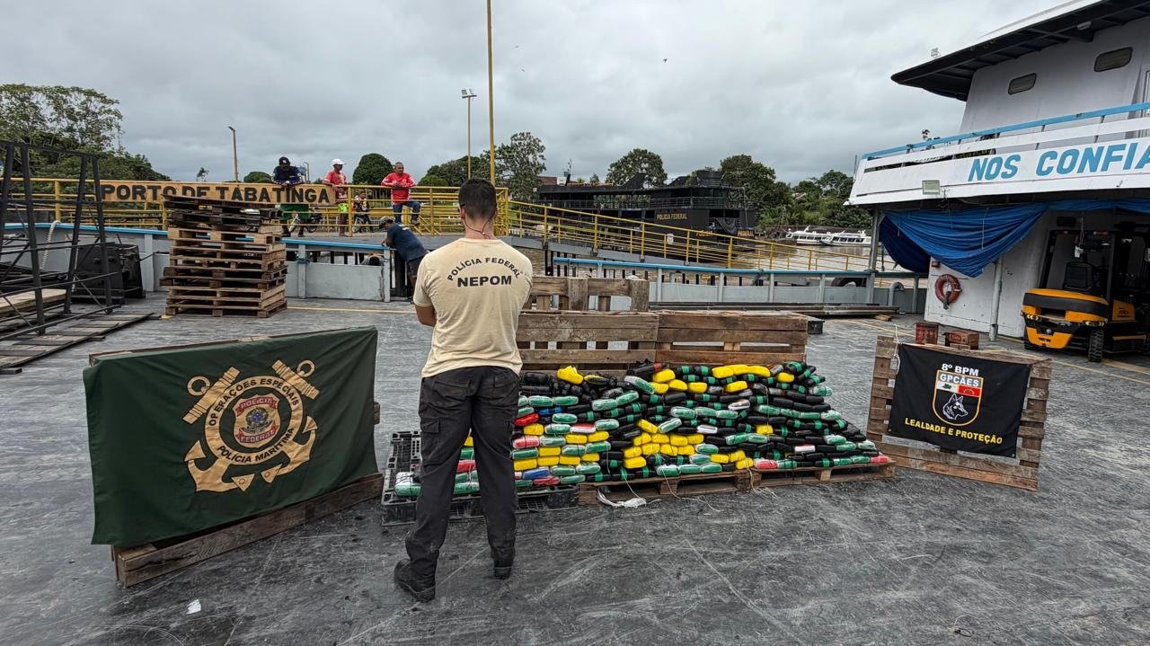 PF intercepta barco com 237 kg de drogas que sairia de Tabatinga rumo a Manaus