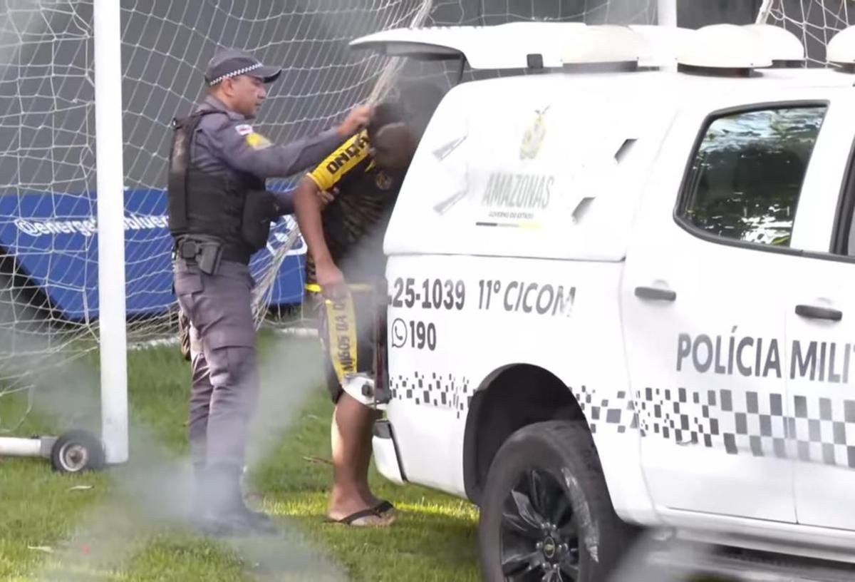 Vídeo: Torcedor do Amazonas FC é detido por racismo contra jogador do Ferroviária em Manaus