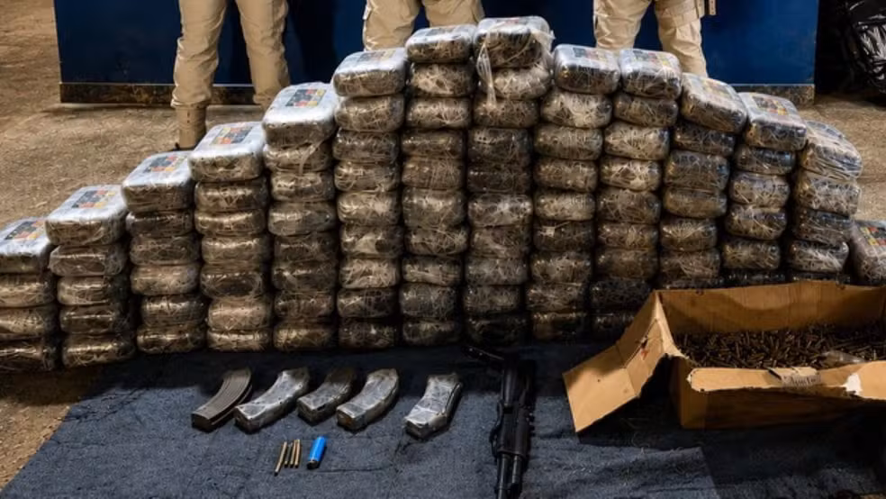 Trio é preso com 100 kg de drogas e arsenal na BR-230 a caminho de Manaus