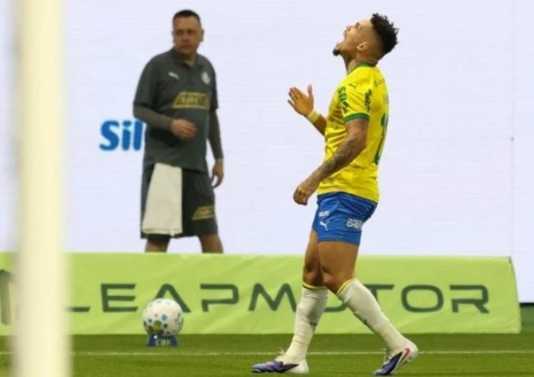 Palmeiras vence a Chapecoense com um a menos e amplia liderança do Brasileirão