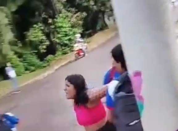 Briga entre adolescentes termina em sessão de espancamento na frente de escola no Amazonas