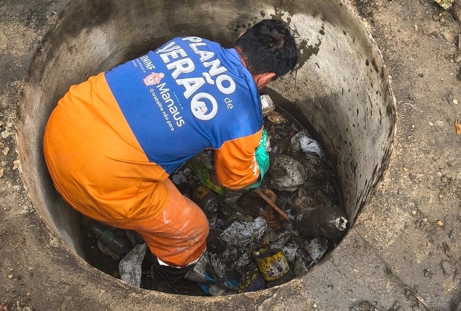 Vaso sanitário, garrafas e entulhos são retirados de caixas coletoras na Cachoeirinha
