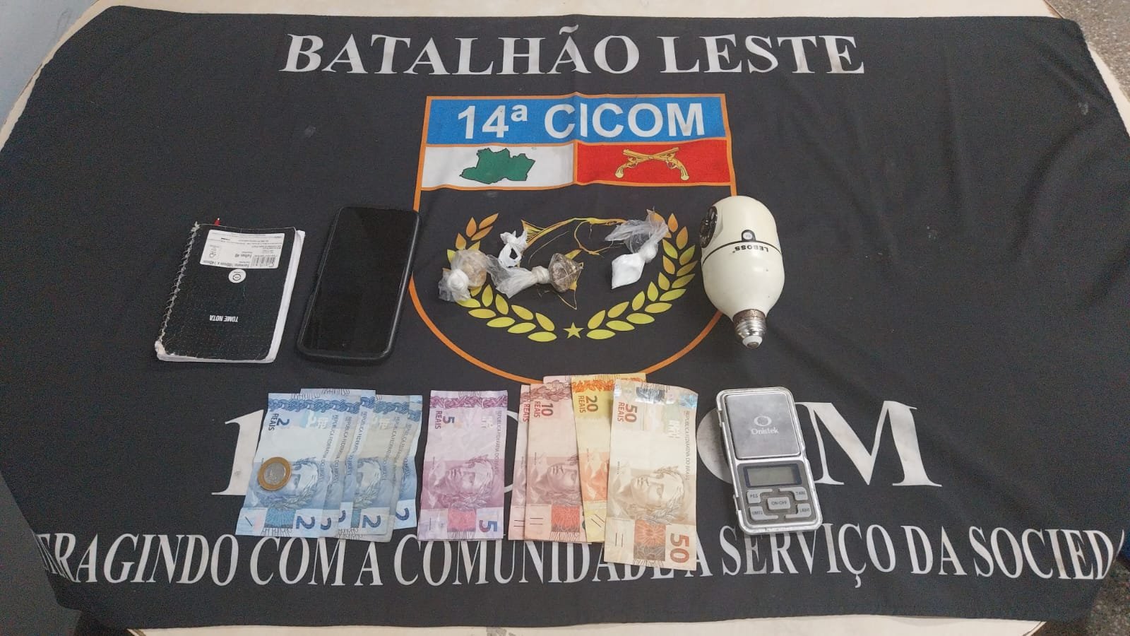 Dupla é presa e adolescente é apreendido após esconder drogas em barraca de morador de rua
