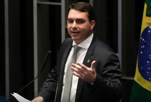 Flávio diz que encontro com Vorcaro foi para "encerrar" negociação sobre filme de Bolsonaro