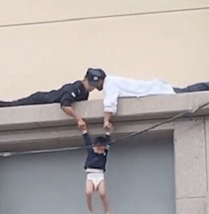Menino de 3 anos é resgatado após ficar preso em parapeito a 10 metros de altura