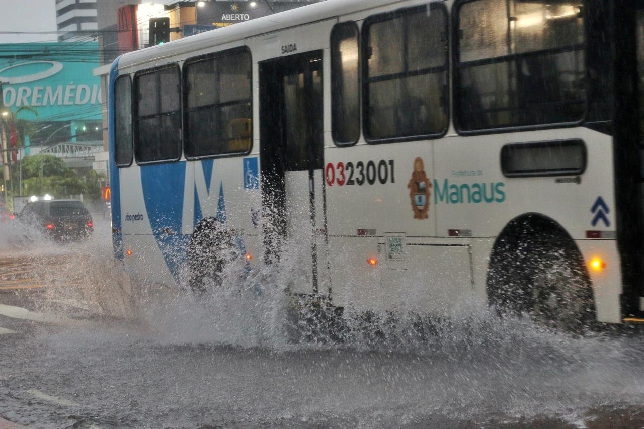 Chuvas provocam alagamento e riscos de desabamento em Manaus