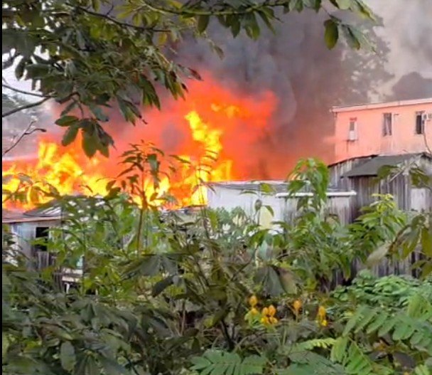 Tragédia no São Jorge: mega incêndio atinge 30 casas em palafitas