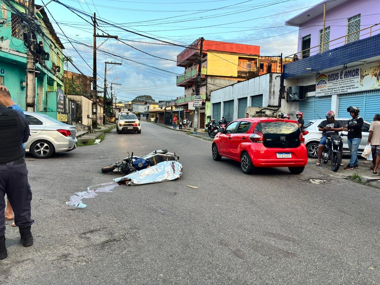 Motociclista morre ao ser atingido por micro-ônibus em rua do Nova Esperança