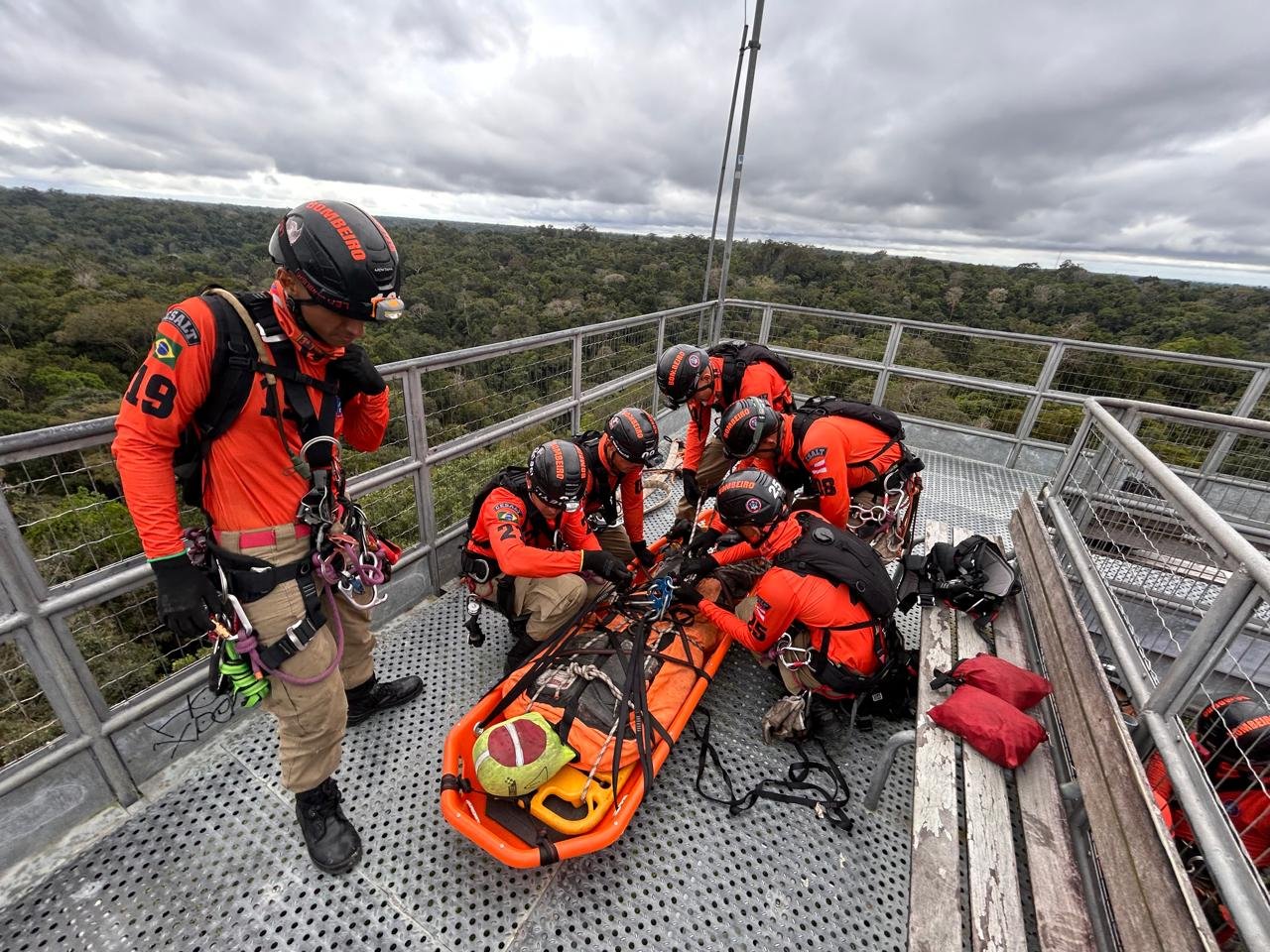 Resgate nas alturas: Bombeiros simulam salvamento na torre de 43 metros do Musa