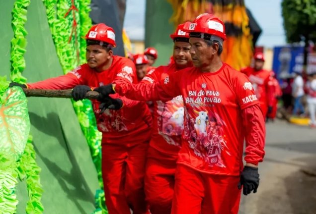 Festival de Parintins 2026: Boi Garantido começa transporte das alegorias