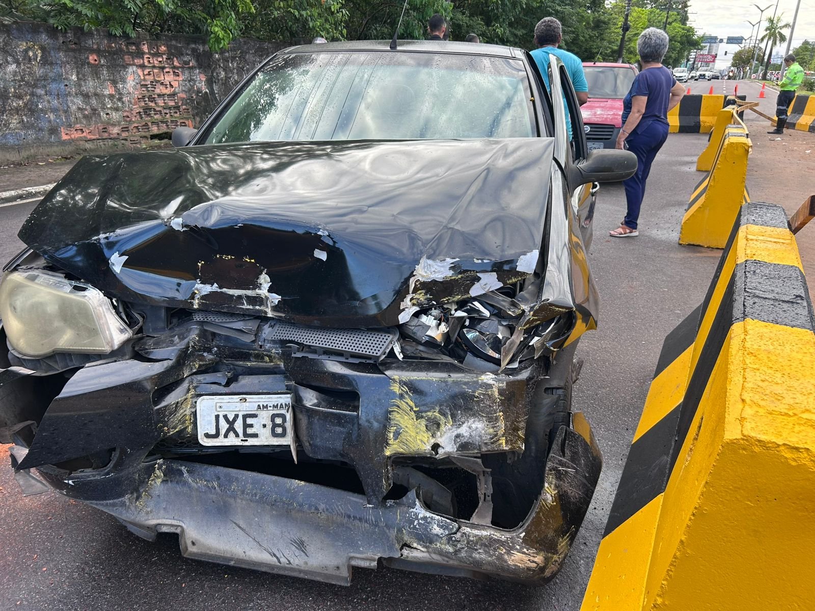Acidente entre carro e barreira de concreto na obra do Passarão trava Av. Coronel Teixeira