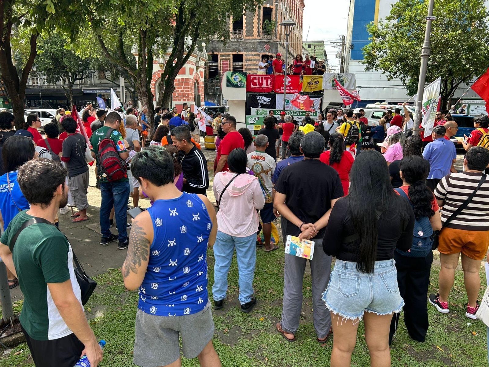 No Dia do Trabalhador, sindicatos protestam em Manaus e pedem fim da escala 6x1