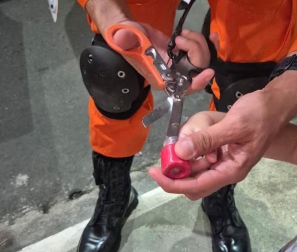 Criança de 4 anos fica com dedo preso em frasco de massinha em Manaus