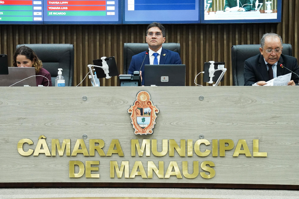 Câmara de Manaus avança em projetos de transparência escolar e parcerias públicas