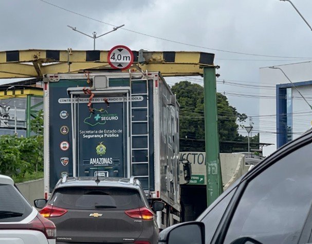Colisão de caminhão com limitador de altura trava a Av. São Jorge e causa caos no trânsito