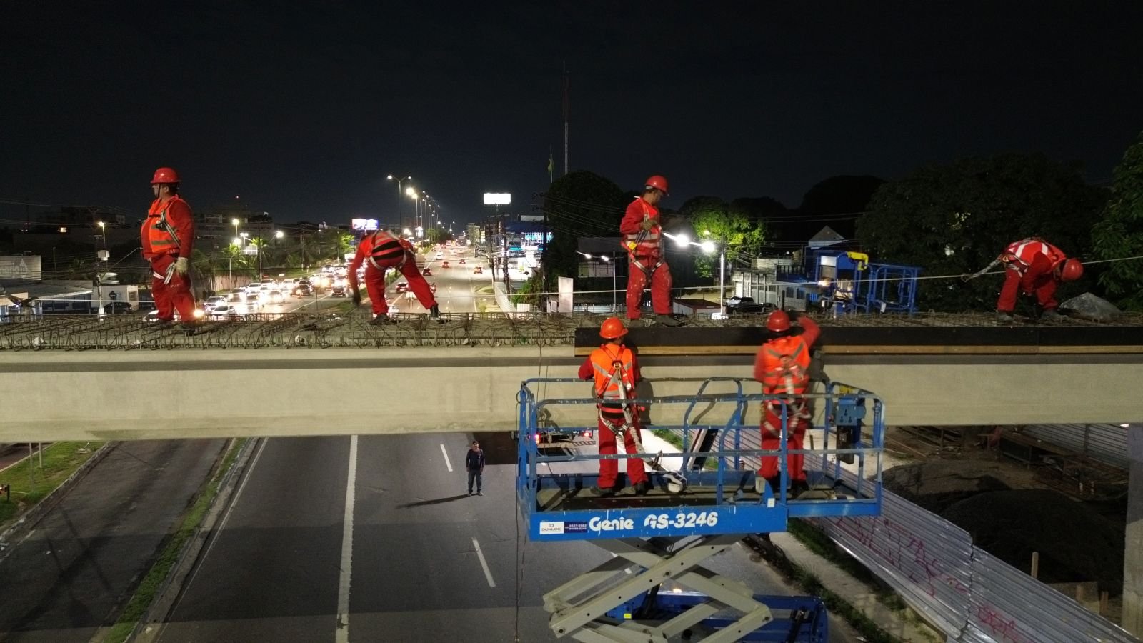 Passarela da Av. Torquato Tapajós entra em nova fase com armação de ferragens