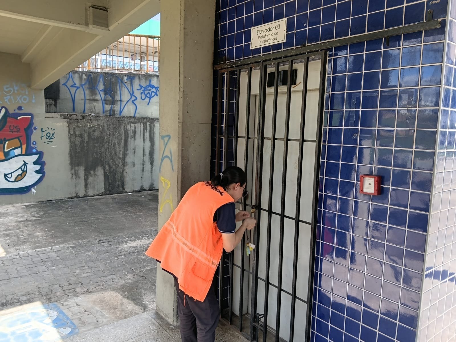 Ação criminosa desativa elevador acessível na Constantino Nery dias após reforma