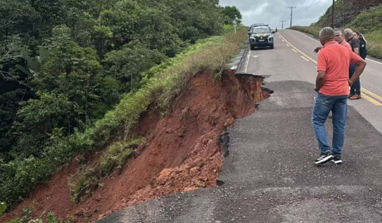 Trecho da BR-174 é interdidato após erosão na pista; DNIT monitora situação