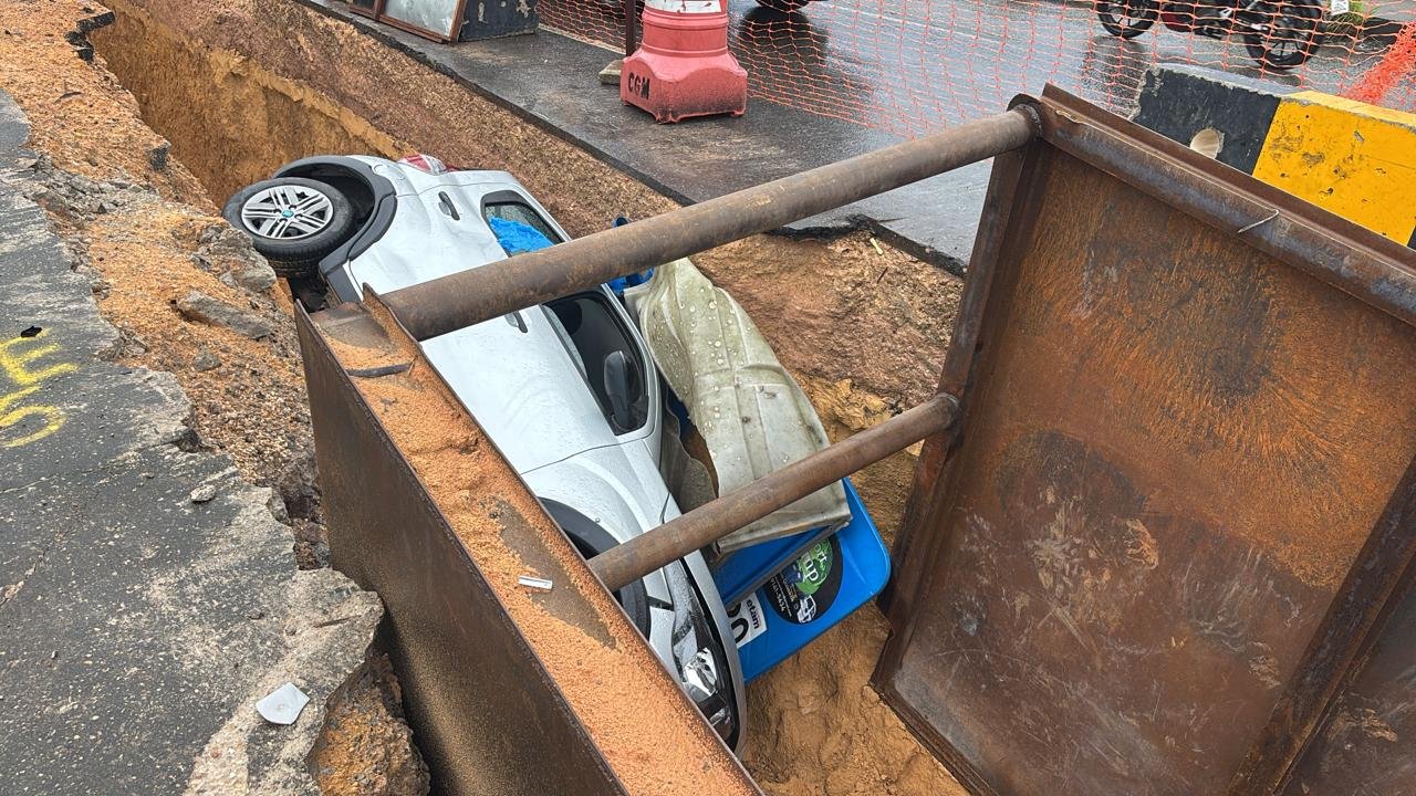Acidente em obra da Cigás deixa carro preso em vala no Nova Cidade