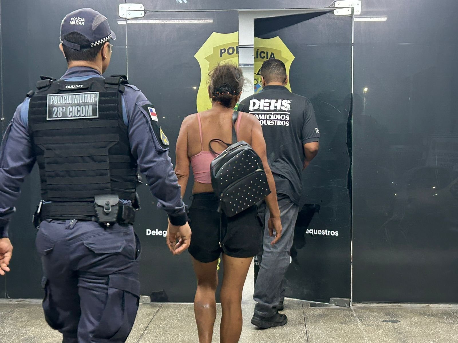 Mãe é levada à Delegacia de Homicídios após morte de filha por falta de tratamento em Manaus