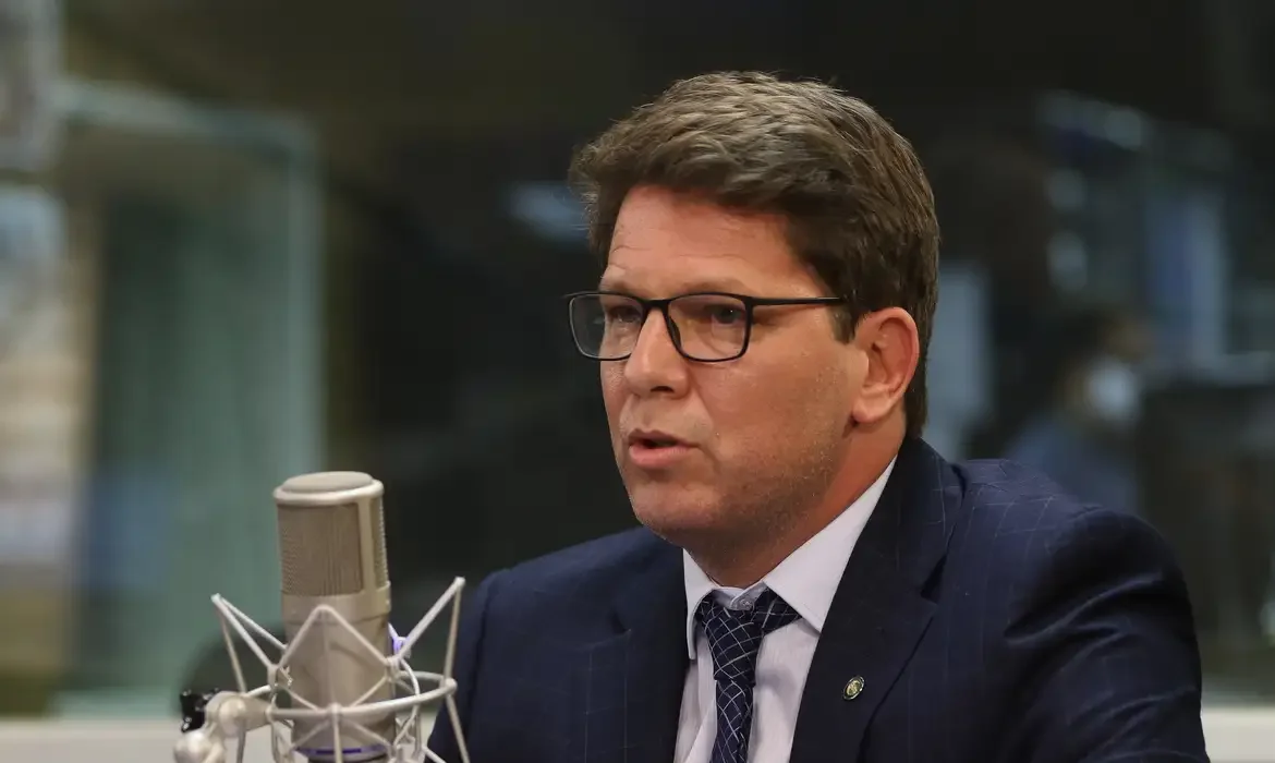 Câmara afirma ao STF que deputado Mário Frias viajou sem permissão da Casa