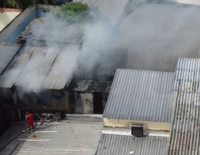 Incêndio atinge casa e assusta moradores do Coroado; bombeiros tentam controlar o fogo