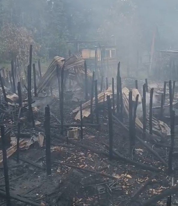 Vídeo mostra cenário de destruição após incêndio 'engolir' 30 casas no São Jorge