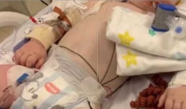 Bebê entra em coma após inalar pó dourado de decoração